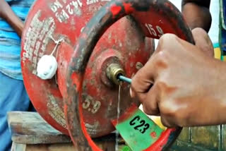 Water in the gas cylinder, గ్యాస్ సిలిండర్​లో నీళ్లు