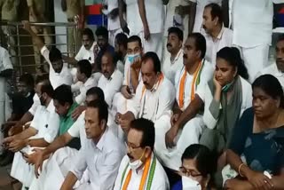 Mofiya Parveen suicide updates  Congress protest Continuing Third day  Protest against C.I. Sudhir  മോഫിയയുടെ മരണം വാര്‍ത്ത  കോണ്‍ഗ്രസ് സമരം മൂന്നാം ദിവസത്തിലേക്ക്  സി.ഐ. സുധീറിനെ സസ്പെന്‍റ് ചെയ്യണം  മോഫിയ പര്‍വീണിന്‍റെ ആത്മഹത്യ വാര്‍ത്ത