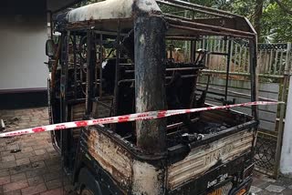 Autorickshaw caught fire  ഓട്ടോറിക്ഷ കത്തിനശിച്ചു  ചെറുകുളത്തൂർ  കോഴിക്കോട് തീപിടിത്തം  kozhikode fire  Cherukulathoor