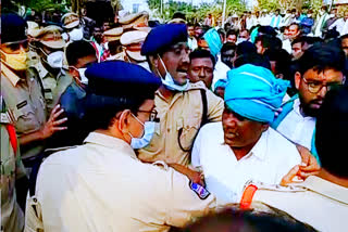 farmers protest at jagtial and police trying to arrest farmers