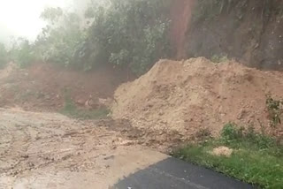 Idukki Chathurangapara Landslide  Kumily Munnar State Highway  transportation restored  വെള്ളക്കൽത്തേരിയിൽ മണ്ണിടിച്ചിൽ  ചതുരംഗപ്പാറയ്ക്ക് സമീപം മണ്ണിടിഞ്ഞു വീണു  കുമളി മൂന്നാർ സംസ്ഥാന പാത  ഗതാഗതം പുനസ്ഥാപിച്ചു  kerala recent landslide