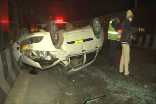 car overturned due to overspeeding at the RTR flyover in delhi