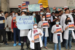 Doctors protesting due to lack of neet Counseling in delhi