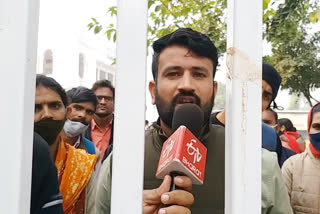 Candidates who reached Lucknow from Rajasthan surrounded the congress headquarters