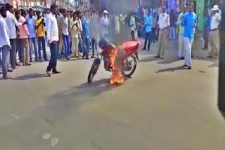బైక్​కు నిప్పుబెట్టిన వాహనదారుడు, బైక్​కు చలాన్లు, ఆదిలాబాద్ న్యూస్, man burns his bike, man set his bike on fire, adilabad news