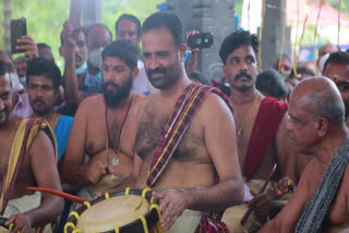 cr mahesh debut performance in drum  ചെണ്ടയിൽ അരങ്ങേറ്റം നടത്തി സി.ആർ മഹേഷ്  സിആർ മഹേഷ് ചെണ്ട അഭ്യസിച്ചു  cr mahesh learns drums  karunagappally mla debut performance in drum