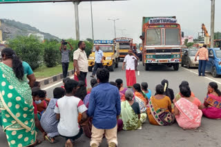 சேலத்தில் கழிவுநீர் கலக்க வந்த லாரியை சிறை பிடித்து பொதுமக்கள் காவல் நிலையத்தில் ஒப்படைத்தனர்‌