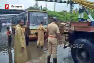 chennai latest news  Bus trapped in Ganesapuram subway  Bus trapped in chennai subway  bus rescue from Ganesapuram subway  chennai heavy rain  சுரங்கப்பாதையில் சிக்கிய பேருந்து  சென்னை சுரங்கப்பாதையில் சிக்கிய பேருந்து  சுரங்கப்பாதையில் சிக்கிய பேருந்து மீட்பு  கணேசபுரம் சுரங்கப்பாதையில் சிக்கிய பேருந்து  கனமழையால் பல்வேறு சாலைகள் வெள்ளம்