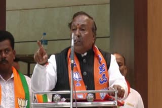 Minister k.s Eshwarappa talking about siddaramaiah in Davanagere