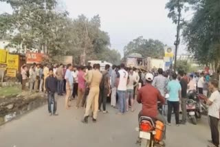 Fatal road accident: ଆଖି ବୁଜିଲା ମା, ବାପା ଛୁଆ ଗୁରୁତର