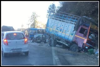 Collision between half a dozen vehicles