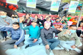 relatives-of-martyr-sandeep-rawat-sitting-on-dharna-outside-gandhi-park-in-dehradun