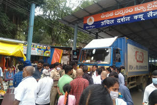 A lorry crashes into the vicinity of Srisailam temple