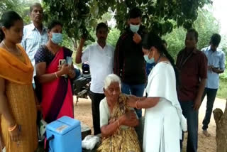 100 aged lady annammal voluntarily vaccinated, tirupattur 100 aged lady annammal, திருப்பத்தூரில் தானாக முன்வந்து தடுப்பூசி போட்ட100 வயது பாட்டி அன்னம்மாள்