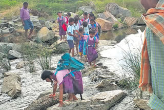 అవస్థలు పడుతున్న విద్యార్థులు