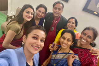 shashi-tharoor-tweets-pic-with-women-mps-internet-reacts-on-his-comment