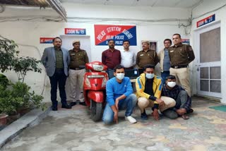 पुलिस की गिरफ्त में आरोपी