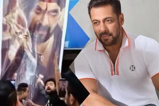 Salman Khan fans bathe his Antim poster with milk  Salman Khan request fans to not waste milk  Salman Khan movie Antim The Final Truth  Salman Khan request fans not to take firecrackers inside auditorium  പാലഭിഷേകം നടത്തിയ ആരാധകനോട്‌ സല്‍മാന്‍ ഖാന്‍  ദരിദ്രരായ കുഞ്ഞുങ്ങള്‍ക്ക് പാല്‍ നല്‍കാന്‍ സല്‍മാന്‍ ഖാന്‍  തിയേറ്ററില്‍ പടക്കം പൊട്ടിച്ച ആരാധകനെതിരെ സല്‍മാന്‍ ഖാന്‍  Malayalam movie news  Malayalam Entertainment news  Malayalam celebrity news  Bollywood news  Salman Khan fans bathe  Antim poster with milk