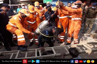 labour fallen in varanasi manhole