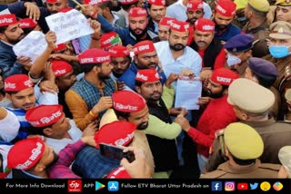 samajwadi youth front protest in lucknow