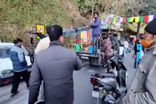 people-upset-due-to-shooting-of-web-series-on-mussoorie-mallroad