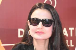 Warrant against Amisha Patel