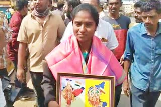 Puneeth Rajkumar's fan starts Marathon to see a grave with her 3 child