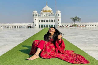 Pak model apologize after facing criticism for clicking picture in Gurdwara Darbar Sahib Kartarpur in Pakistan