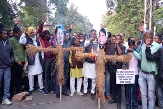 effigies-burned-of-cm-mamata-banerjee-and-rameshwar-oraon-to-promote-non-banking-company