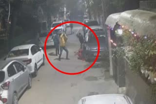 delhi women beaten, attack on women