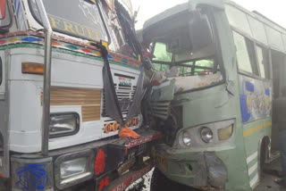 Head on collision between bus & truck in Bhind