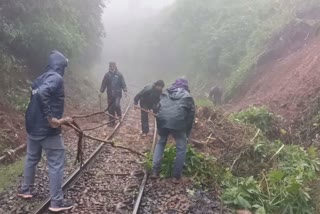 NILGIRIs TRAIN TRACK PROBLEM, nilgiris rain update, train delays due to debris, nilgiris news, நீலகிரி செய்திகள், நீலகிரி மழை, நீலகிரி மலை ரயில், மலை ரயில் பயணம்