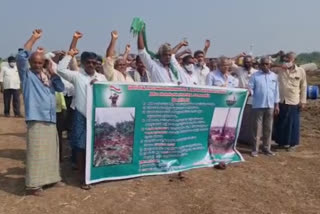 farmers protest at tulluru in guntur demanding to give compensation as per land acquisition law