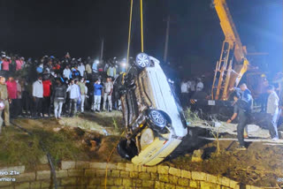 బావిలో పడ్డ కారు: తల్లీకుమారుడితో పాటు గజఈతగాడి మృతదేహాలు వెలికి..