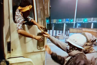 KP initiative after Nadia Road Accident: Kolkata police offers tea biscuits to drivers at night to stop accident