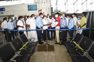 omicron precautions, madurai airport, tn health minister ma subramanian, omicron test, airport news, madurai airport news, ஒமைக்ரான் பரிசோதனை, மா சுப்பிரமணியன், தடுப்பூசி செலுத்திக் கொள்ள வேண்டும், கரோனா தடுப்பூசி, சுகாதாரத்துறை அமைச்சர் பேட்டி, ஒமைக்ரான்