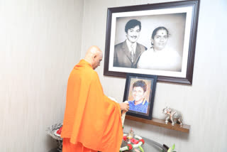 Nirmalananda Swamiji visits residence of Puneet Raj Kumar