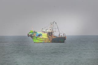 Fishing boat accident kollam  kanikka matha boat accident  മത്സ്യബന്ധന ബോട്ട് കടലിലെ കല്ലിൽ ഇടിച്ച് അപകടം  കാണിക്ക മാതാ ബോട്ട് അപകടത്തിൽപെട്ടു  സ്രാങ്ക് ഉറങ്ങിയതാണ് അപകടകാരണമെന്ന് കോസ്റ്റൽ പൊലീസ്