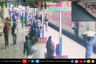 डीडीयू जंक्शन पर चलती ट्रेन से गिरा यात्री वायरल वीडियो