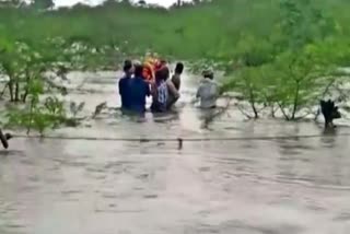 Tamilnadu villagers carry dead body in river, Tamilnadu villagers carry dead body through the flooded river, Kiruthumal river, Kiruthumal river bridge issue, ನದಿಯಲ್ಲಿ ಶವವನ್ನು ಹೊತ್ತೊಯ್ದ ತಮಿಳುನಾಡು ಗ್ರಾಮಸ್ಥರು, ಪ್ರವಾಹದ ನದಿಯಲ್ಲಿ ಶವವನ್ನು ಹೊತ್ತೊಯ್ದ ತಮಿಳುನಾಡು ಗ್ರಾಮಸ್ಥರು, ನದಿಯ ಮೂಲಕ ಶವವನ್ನು ಹೊತ್ತೊಯ್ದ ತಮಿಳುನಾಡು ಗ್ರಾಮಸ್ಥರು, ಕಿರುತುಮಲ್​ ನದಿ, ಕಿರುತುಮಲ್​ ನದಿ ಸೇತುವೆ ವಿವಾದ,