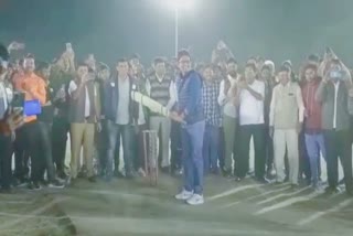 Gujarat Cricket Match: ભાભર ક્રિકેટ મેચમાં શંકર ચૌધરીના બોલિંગ પર અલ્પેશ ઠાકોરે મારી સિકસર
