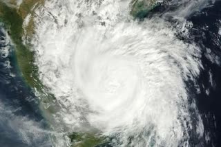 வங்கக்கடலில் காற்றழுத்தத் தாழ்வு மண்டலம், தமிழ்நாட்டில் ஒன்றாம் எண் புயல் எச்சரிக்கை கூண்டு ஏற்றம், Depression To Intensify Into Cyclonic Storm during next 12 hours, Red Alert for Odisha Districts, Jawad Cyclone