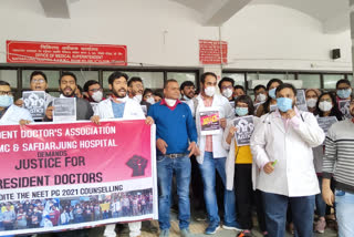 Resident doctors of safdarjung hospital hold protest over NEET-PG counselling