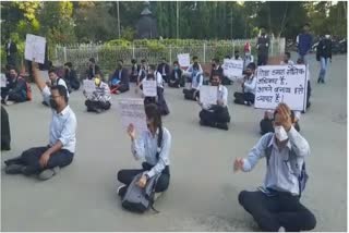 protest-against-fee-hike-in-dibrugarh-university