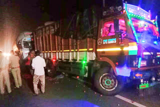 horrific road accident in Chitradurga district, chitradurga road accident today, Gas tanker collide with Onion lorry, ಚಿತ್ರದುರ್ಗದಲ್ಲಿ ಭೀಕರ ರಸ್ತೆ ಅಪಘಾತ, ಇಂದು ಚಿತ್ರದುರ್ಗದಲ್ಲಿ ರಸ್ತೆ ಅಪಘಾತ, ಈರುಳ್ಳಿ ಲಾರಿಗೆ ಡಿಕ್ಕಿ ಹೊಡೆದ ಗ್ಯಾಸ್​ ಟ್ಯಾಂಕರ್,