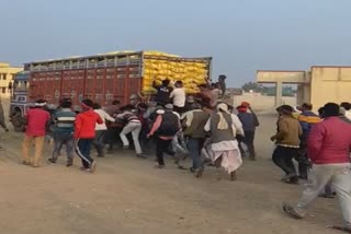 farmers behind truck for fertilizer in shivpuri