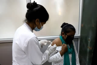 1707 teaching and non-teaching staff have not taken vaccines in Kerala; government for strict action