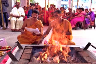 Minister Eshwarappa who performed homa  with family members