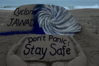 Sudarshan Pattnaik has painted a sandart with message Do not panic! Stay Safe