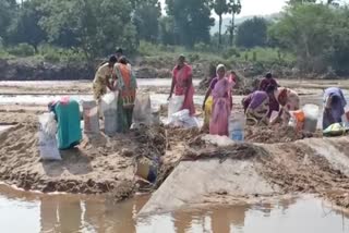 ప్రభుత్వం స్పందించలేదు..వారే రోడ్డు వేసుకున్నారు